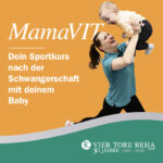 Trainerin Marina zeigt den Teilnehmerinnen des Sportkurses nach der Schwangerschaft "MamaVIT" Übungen mit Baby.