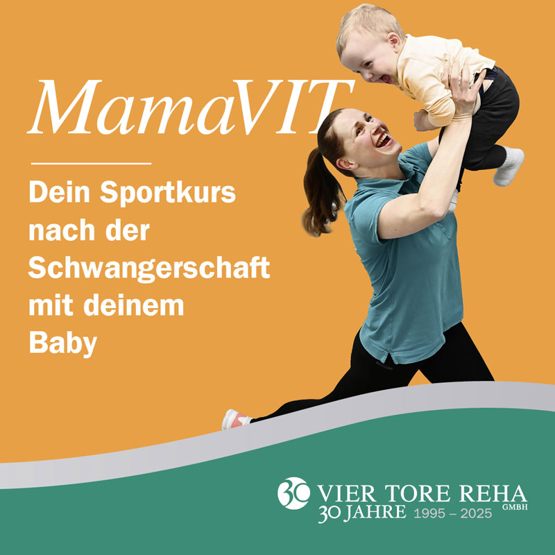 Trainerin Marina zeigt den Teilnehmerinnen des Sportkurses nach der Schwangerschaft "MamaVIT" Übungen mit Baby.